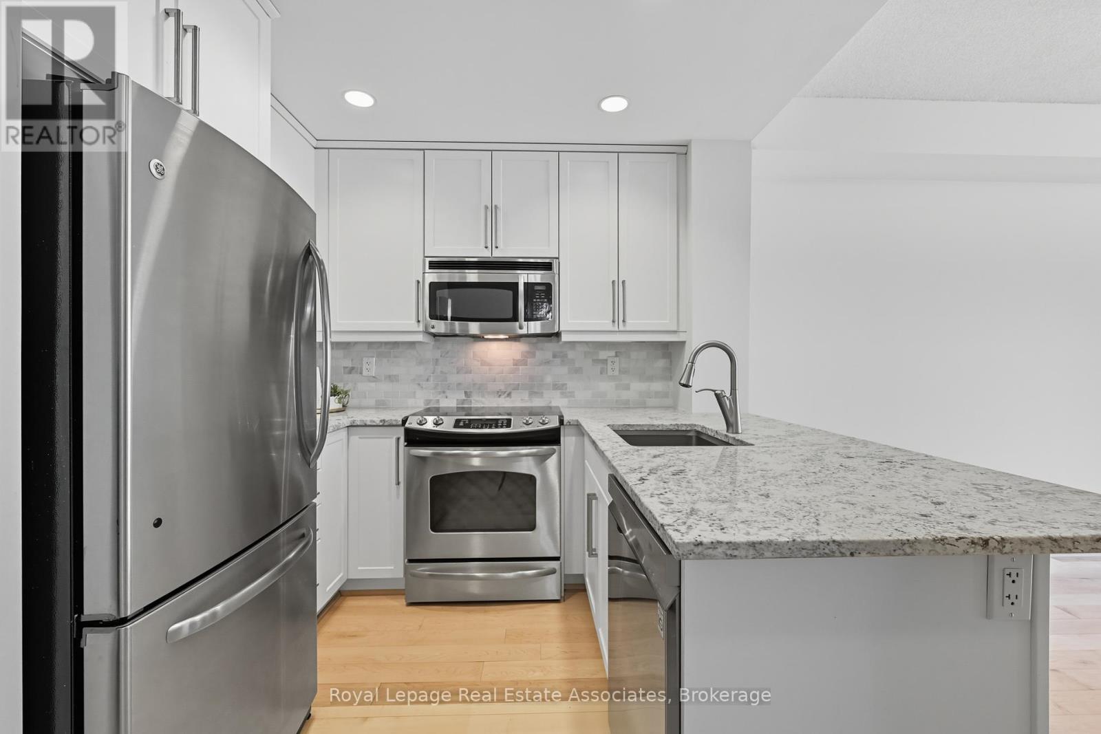 Kitchen - 1407 - 551 Maple Avenue, Burlington, ON - Indoor Photo Showing Kitchen With Stainless Steel Kitchen With Upgraded Kitchen