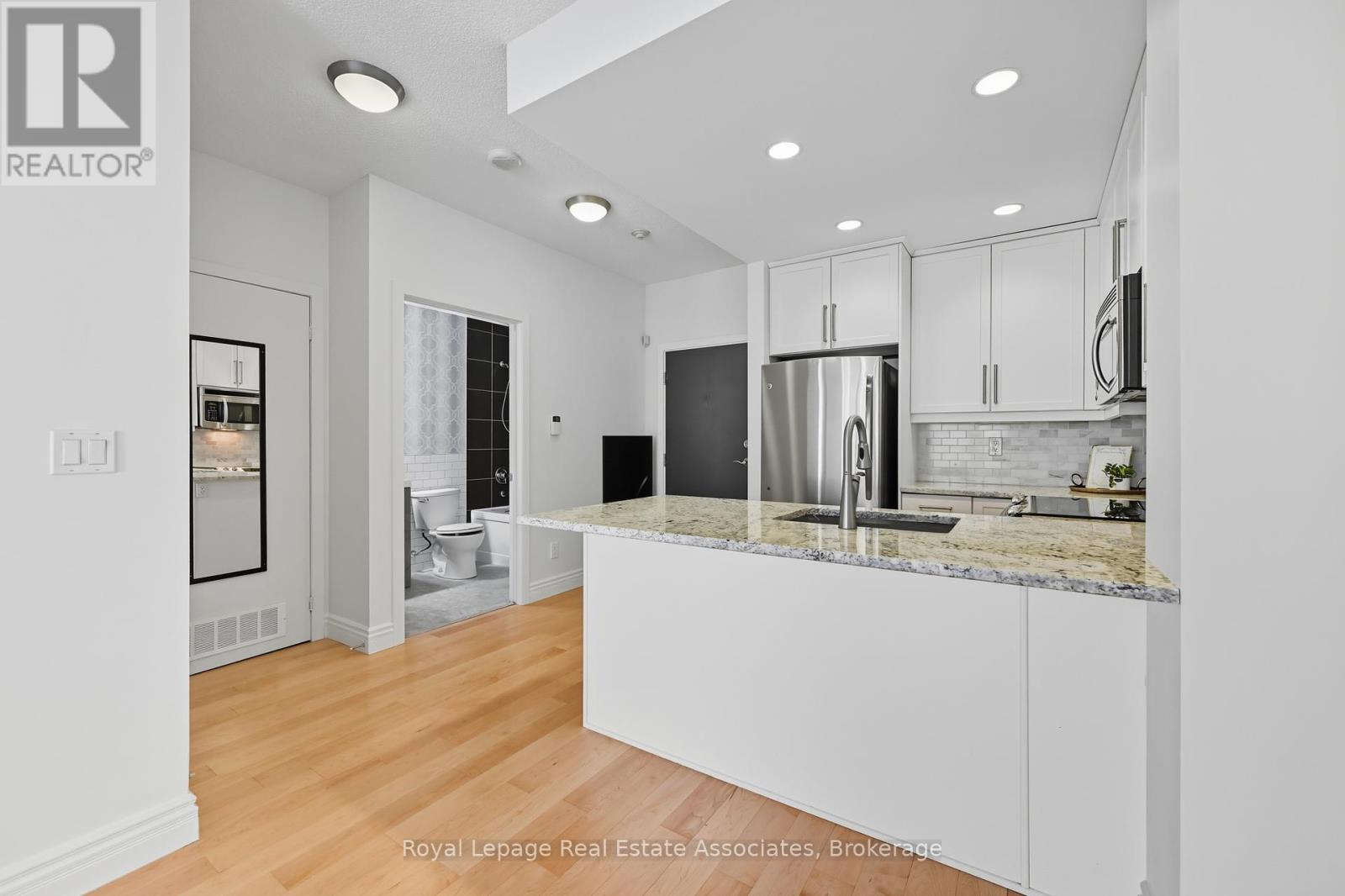 1407 - 551 Maple Avenue, Burlington, ON - Indoor Photo Showing Kitchen With Stainless Steel Kitchen With Upgraded Kitchen
