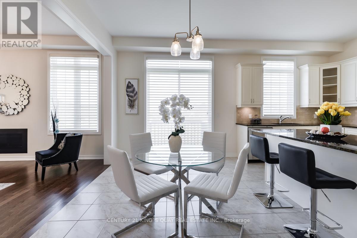 72 Joseph Hartman Crescent, Aurora, ON - Indoor Photo Showing Dining Room