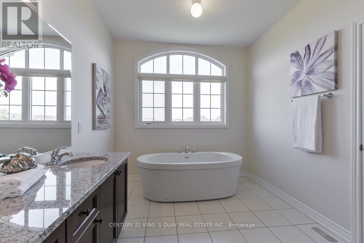72 Joseph Hartman Crescent, Aurora, ON - Indoor Photo Showing Bathroom