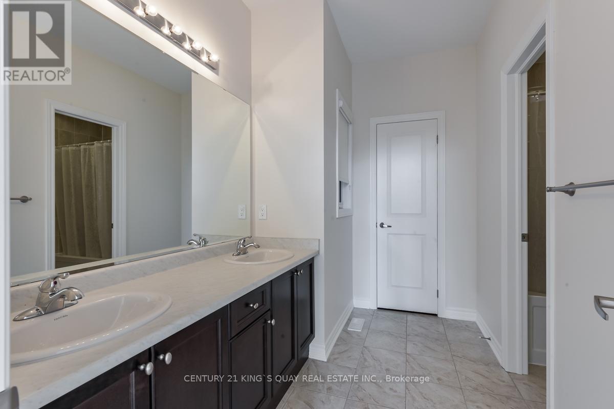 72 Joseph Hartman Crescent, Aurora, ON - Indoor Photo Showing Bathroom
