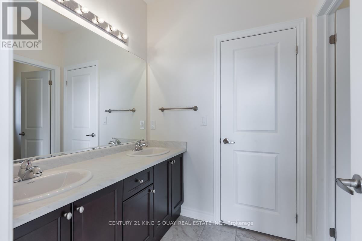 72 Joseph Hartman Crescent, Aurora, ON - Indoor Photo Showing Bathroom