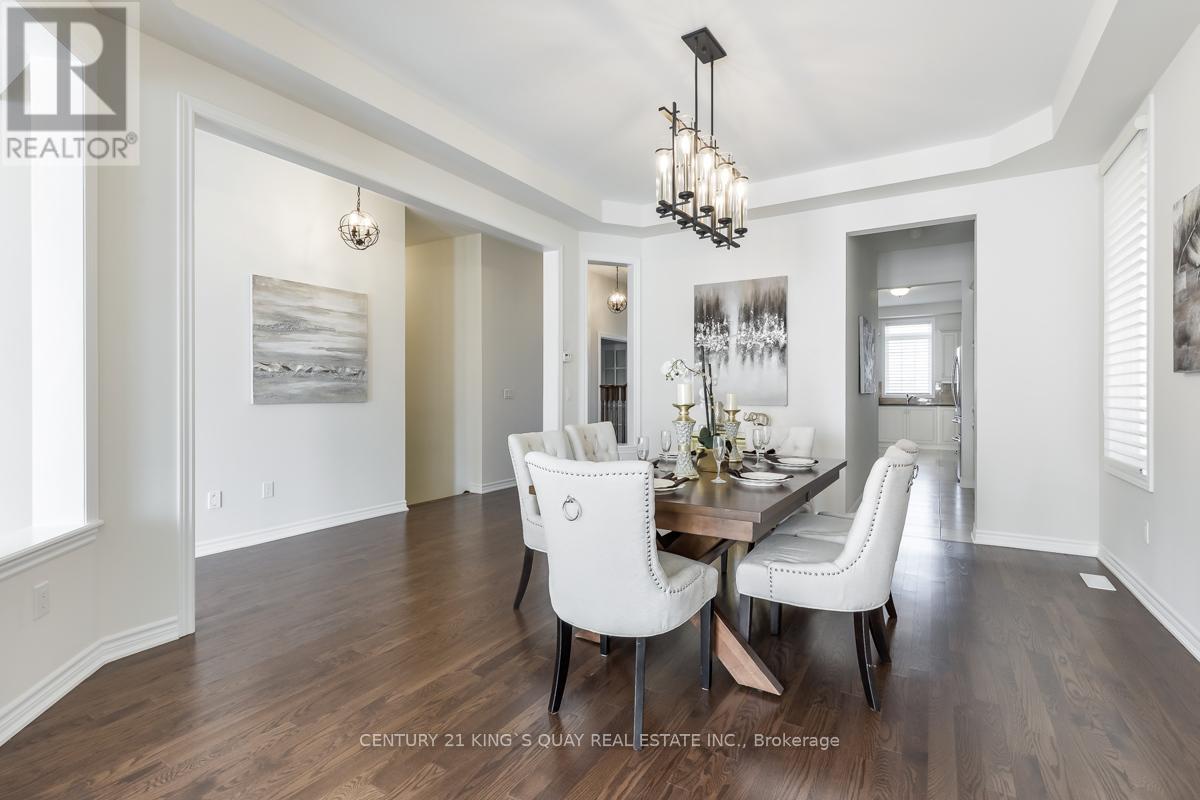72 Joseph Hartman Crescent, Aurora, ON - Indoor Photo Showing Dining Room