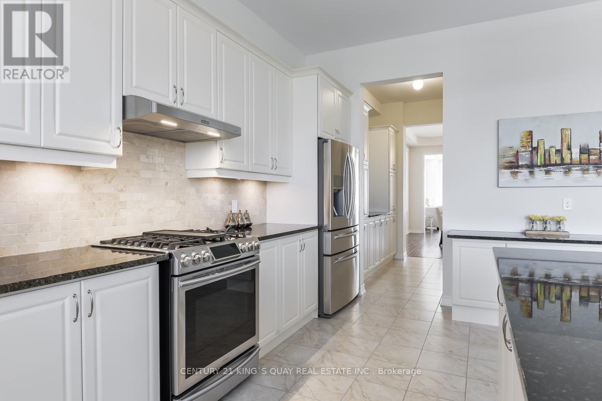 72 Joseph Hartman Crescent, Aurora, ON - Indoor Photo Showing Kitchen With Upgraded Kitchen