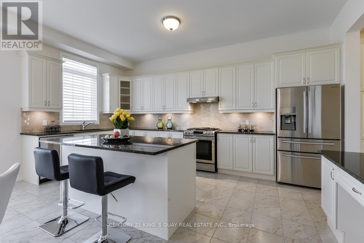 72 Joseph Hartman Crescent, Aurora, ON - Indoor Photo Showing Kitchen With Upgraded Kitchen