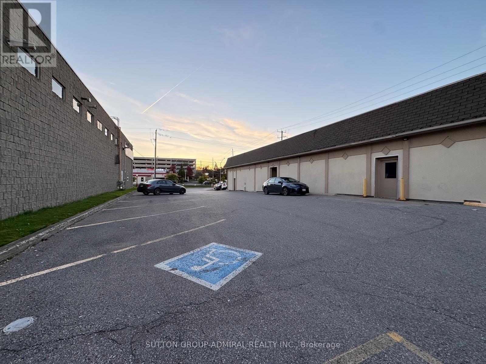 1 Industrial Parkway S, Aurora, ON