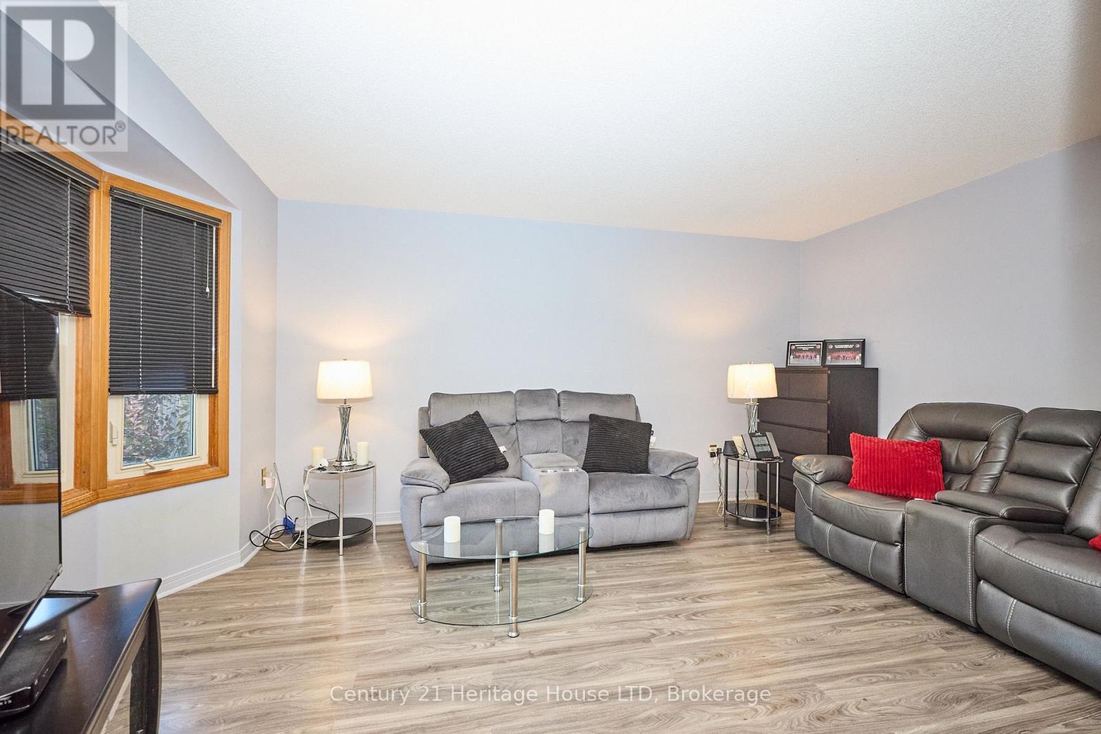 18 Bascary Crescent, St. Catharines (Rykert/Vansickle), ON - Indoor Photo Showing Living Room