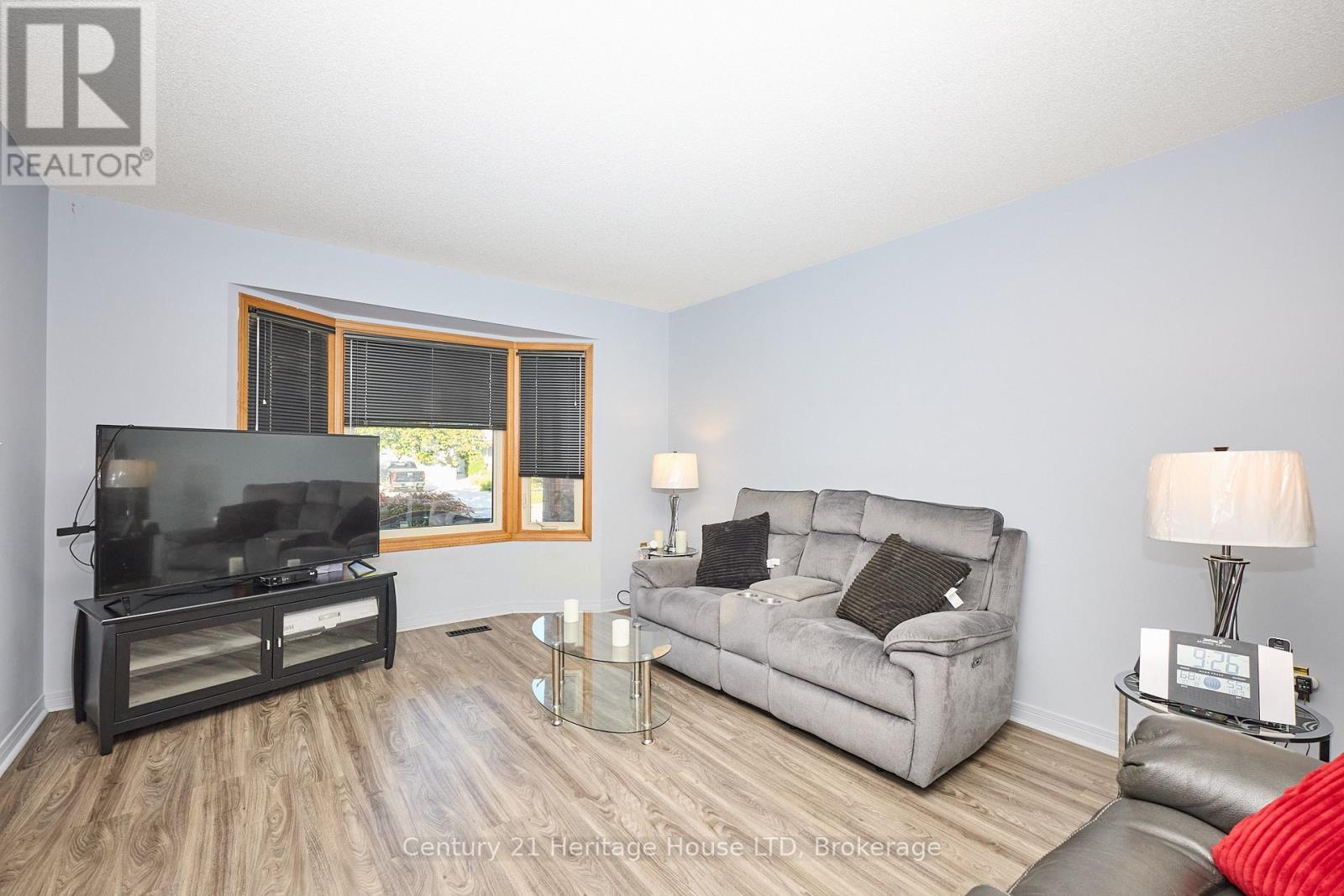18 Bascary Crescent, St. Catharines (Rykert/Vansickle), ON - Indoor Photo Showing Living Room