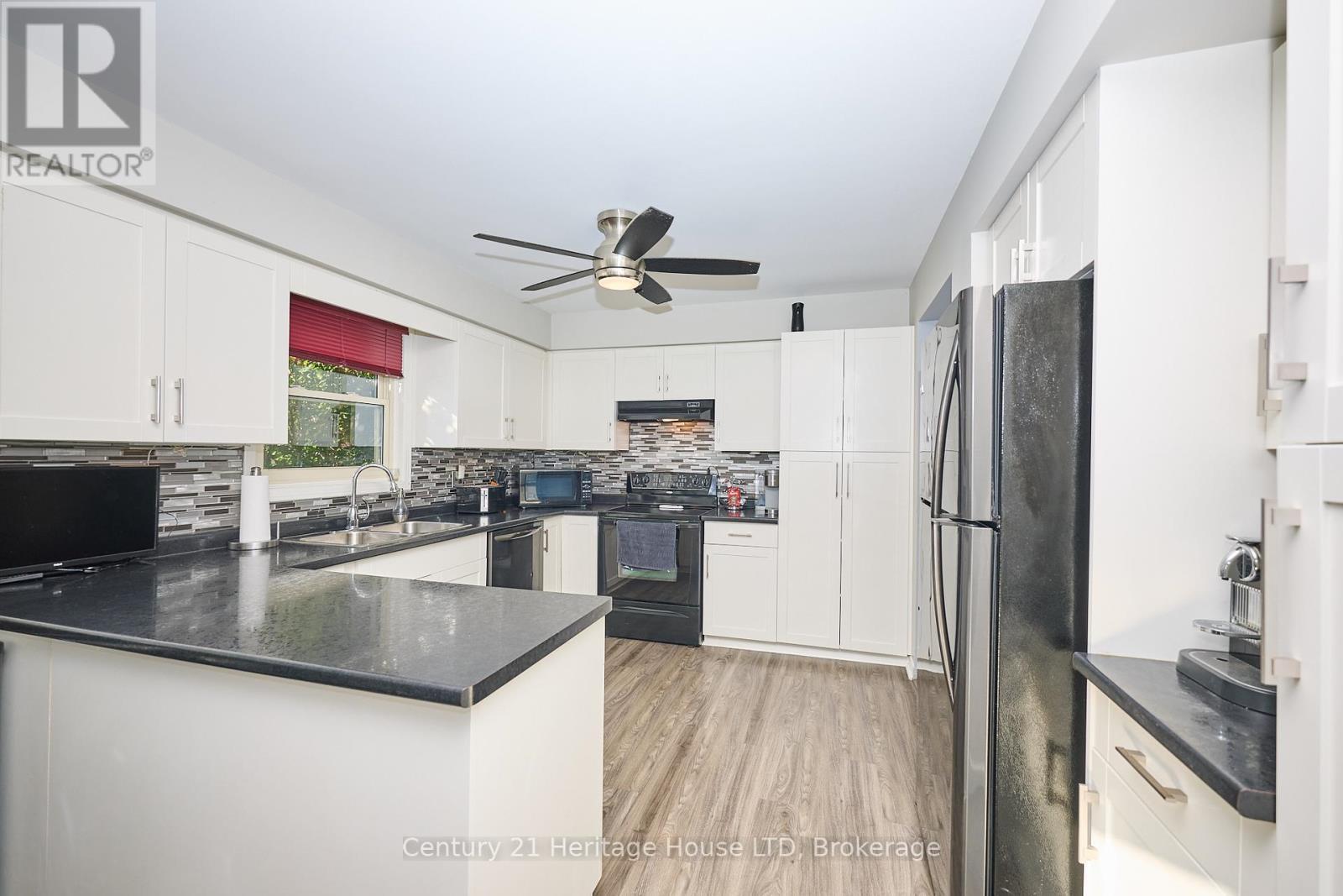 18 Bascary Crescent, St. Catharines (Rykert/Vansickle), ON - Indoor Photo Showing Kitchen
