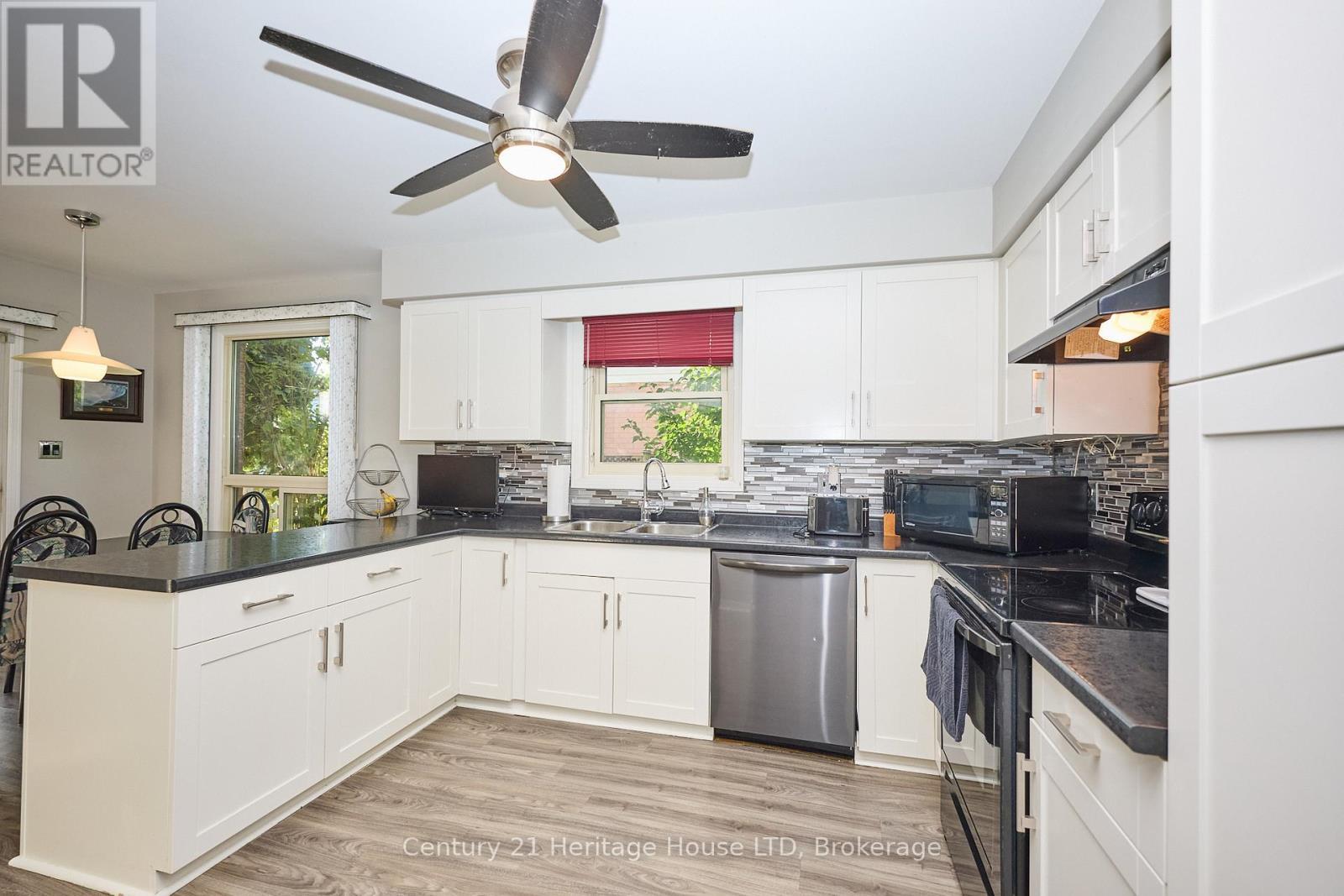 18 Bascary Crescent, St. Catharines (Rykert/Vansickle), ON - Indoor Photo Showing Kitchen With Double Sink