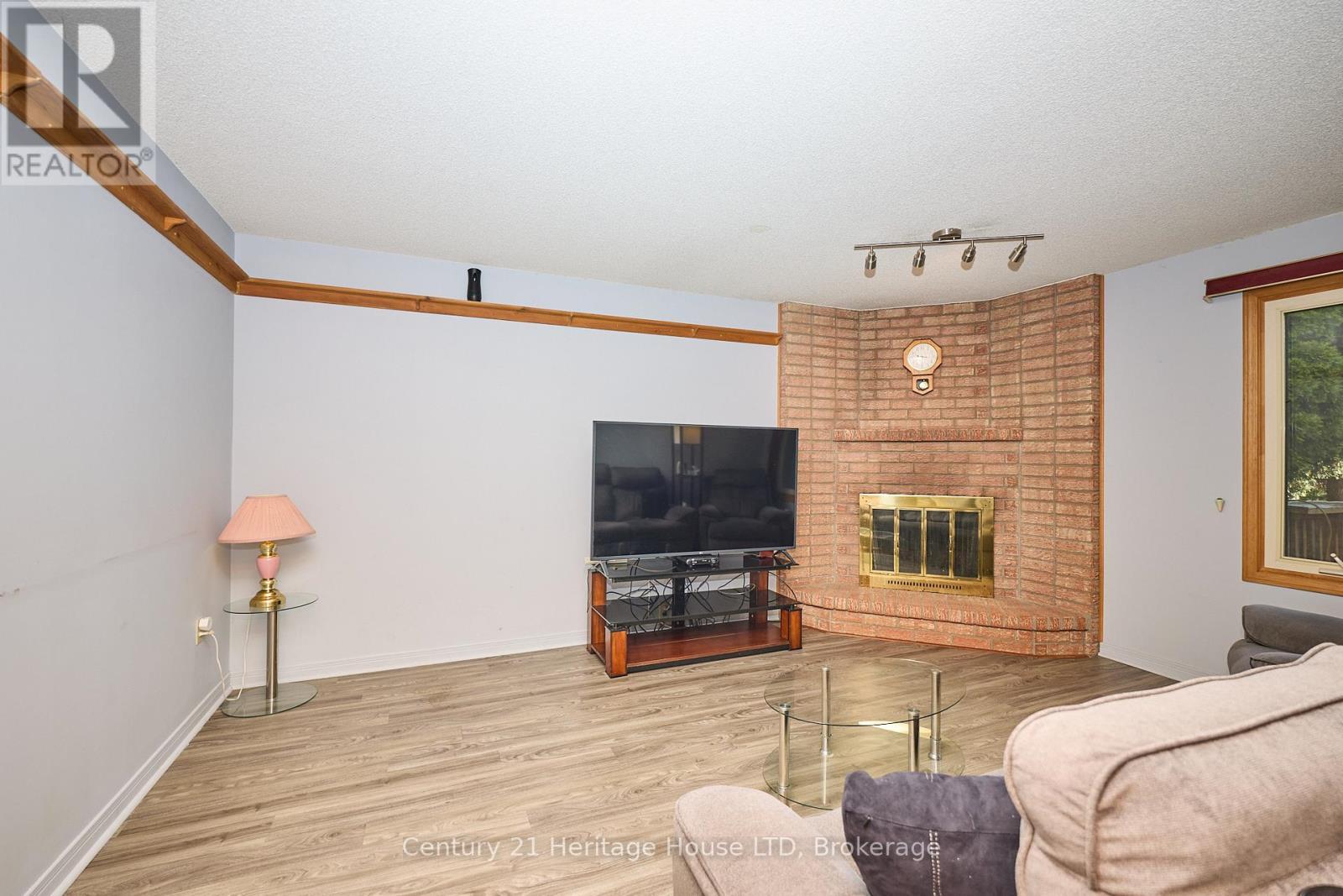 18 Bascary Crescent, St. Catharines (Rykert/Vansickle), ON - Indoor With Fireplace