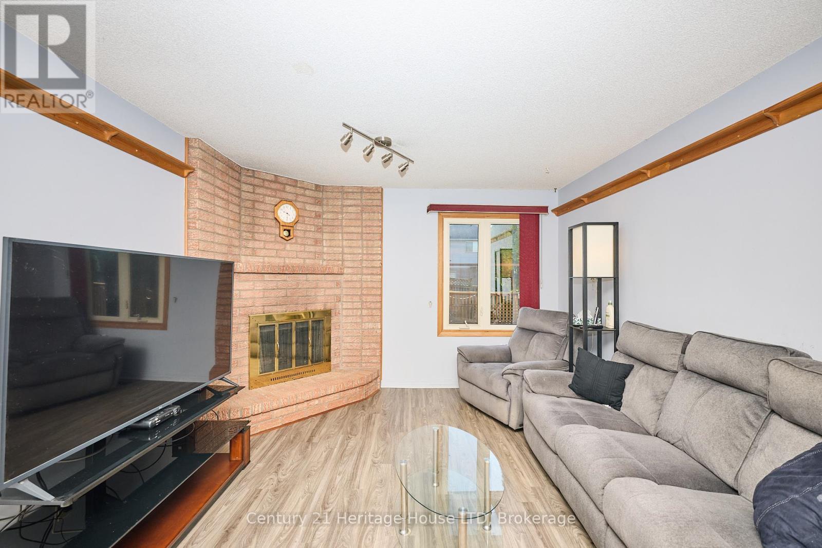 18 Bascary Crescent, St. Catharines (Rykert/Vansickle), ON - Indoor Photo Showing Living Room With Fireplace