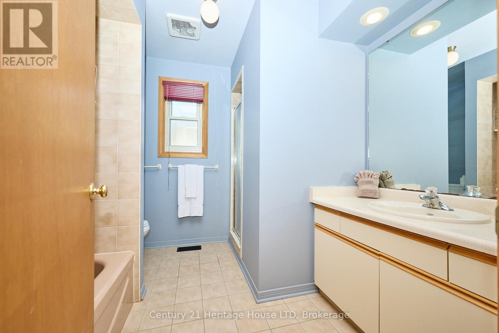 18 Bascary Crescent, St. Catharines (Rykert/Vansickle), ON - Indoor Photo Showing Bathroom