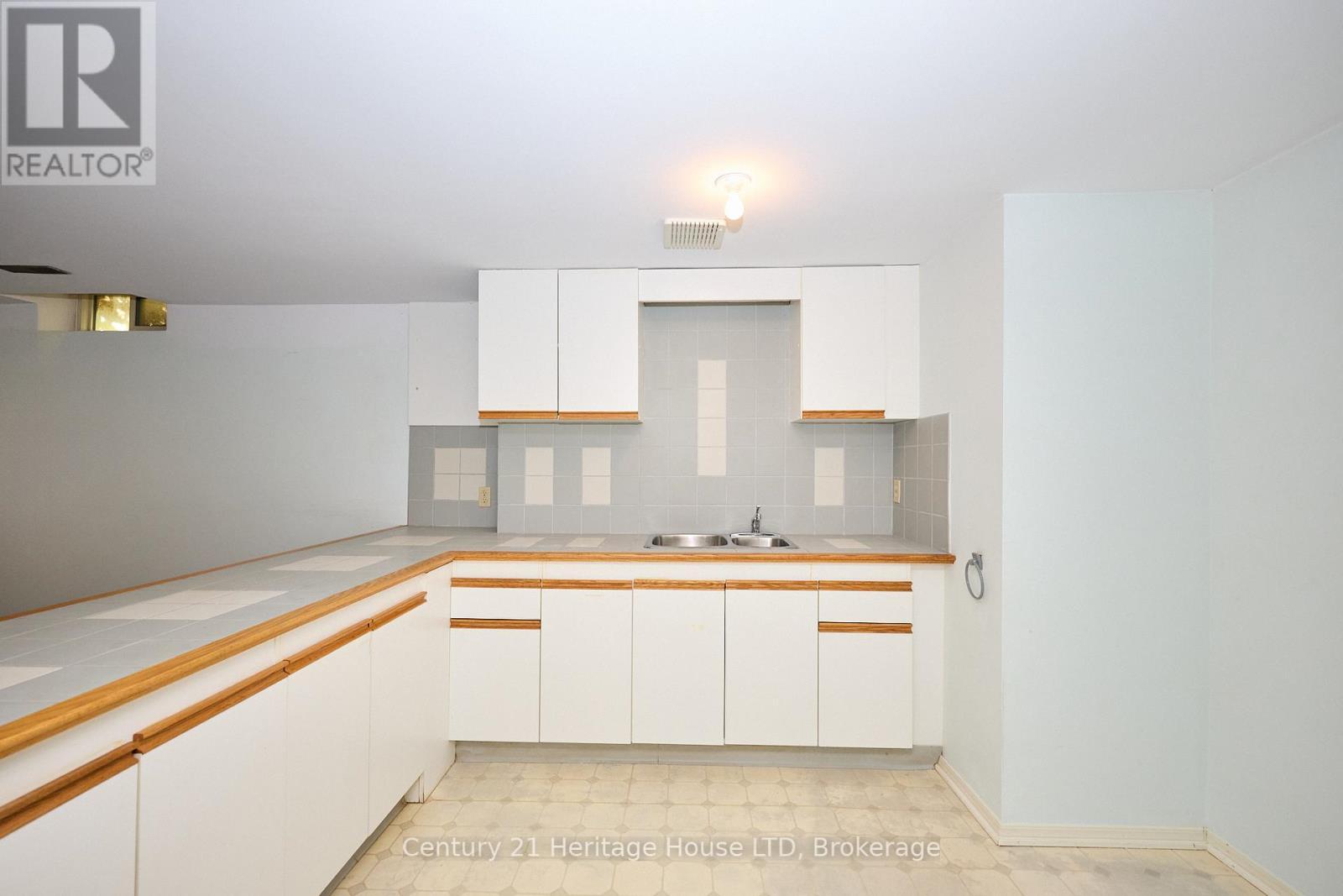 18 Bascary Crescent, St. Catharines (Rykert/Vansickle), ON - Indoor Photo Showing Kitchen With Double Sink