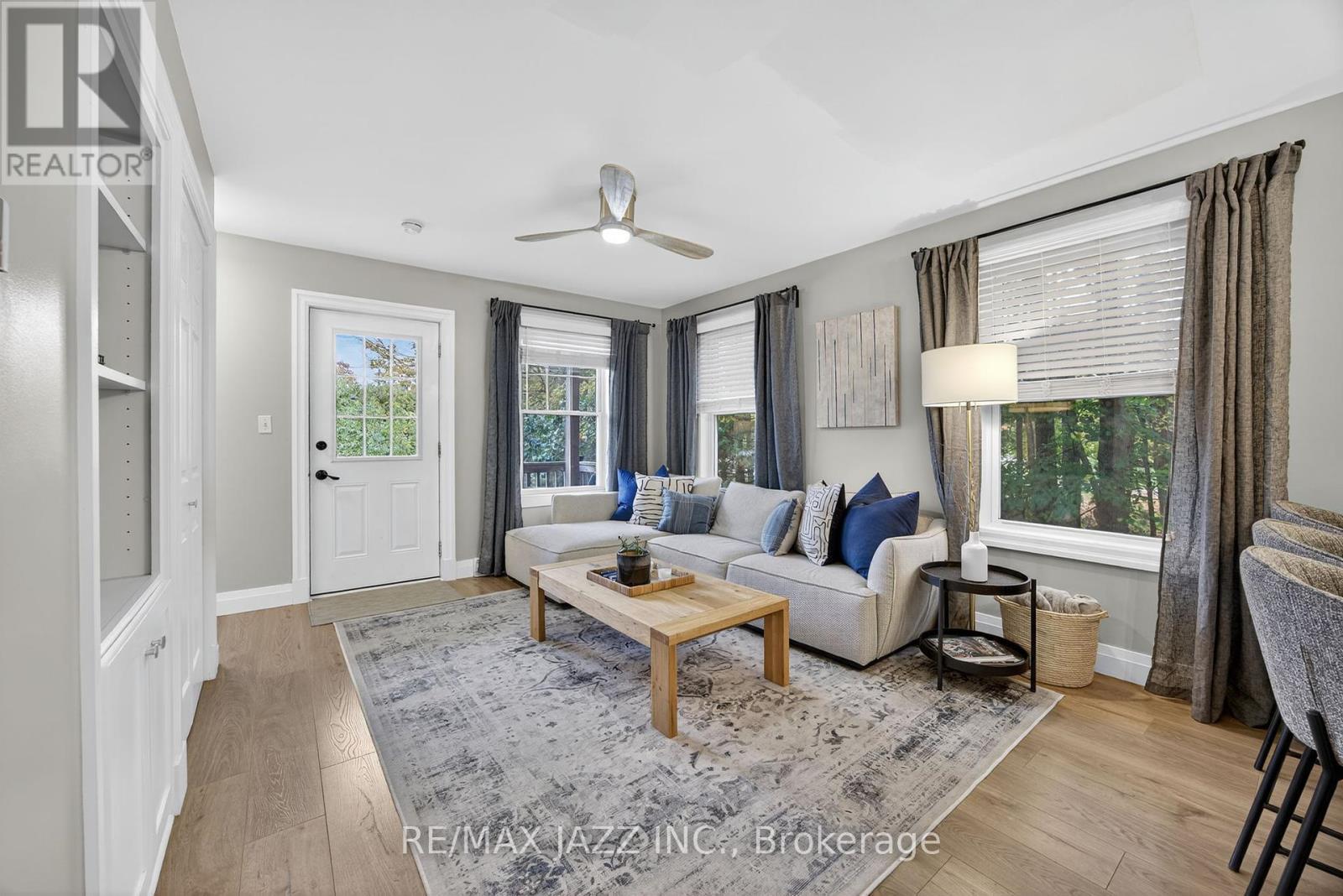 170 Raglan Street, Grey Highlands, ON - Indoor Photo Showing Living Room