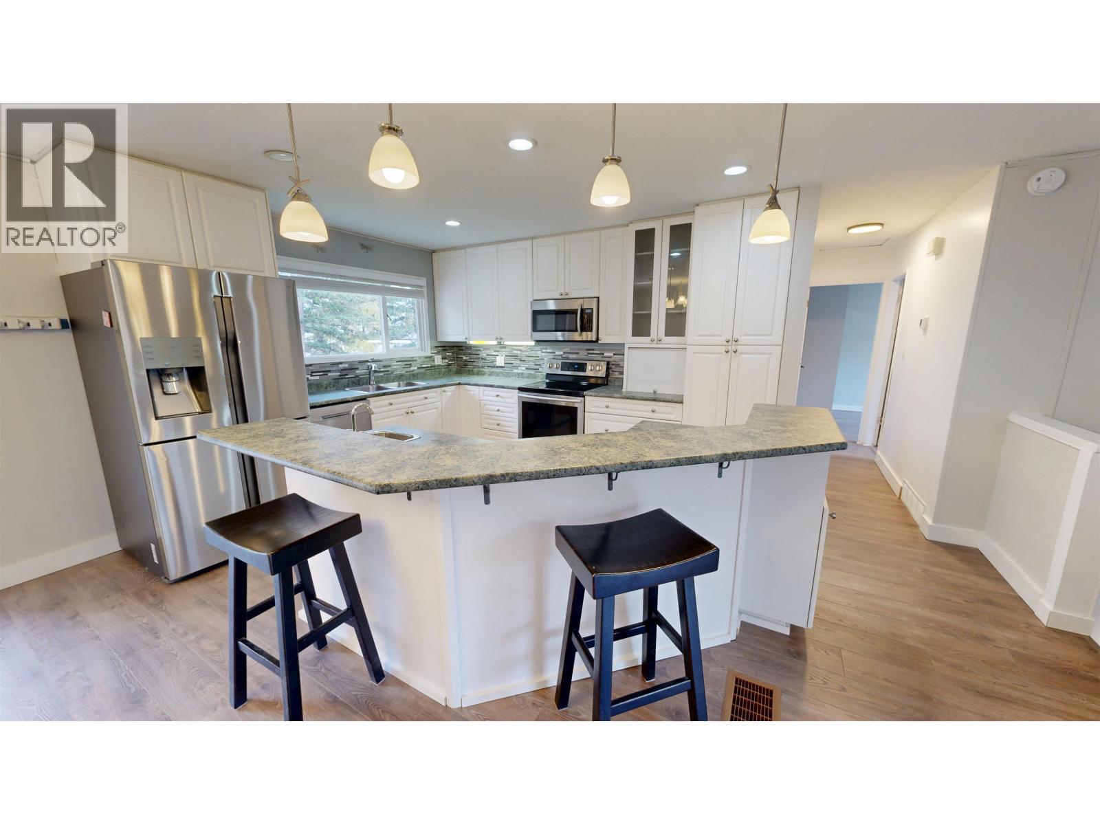 835 Spruce Avenue, 100 Mile House, BC - Indoor Photo Showing Kitchen With Upgraded Kitchen