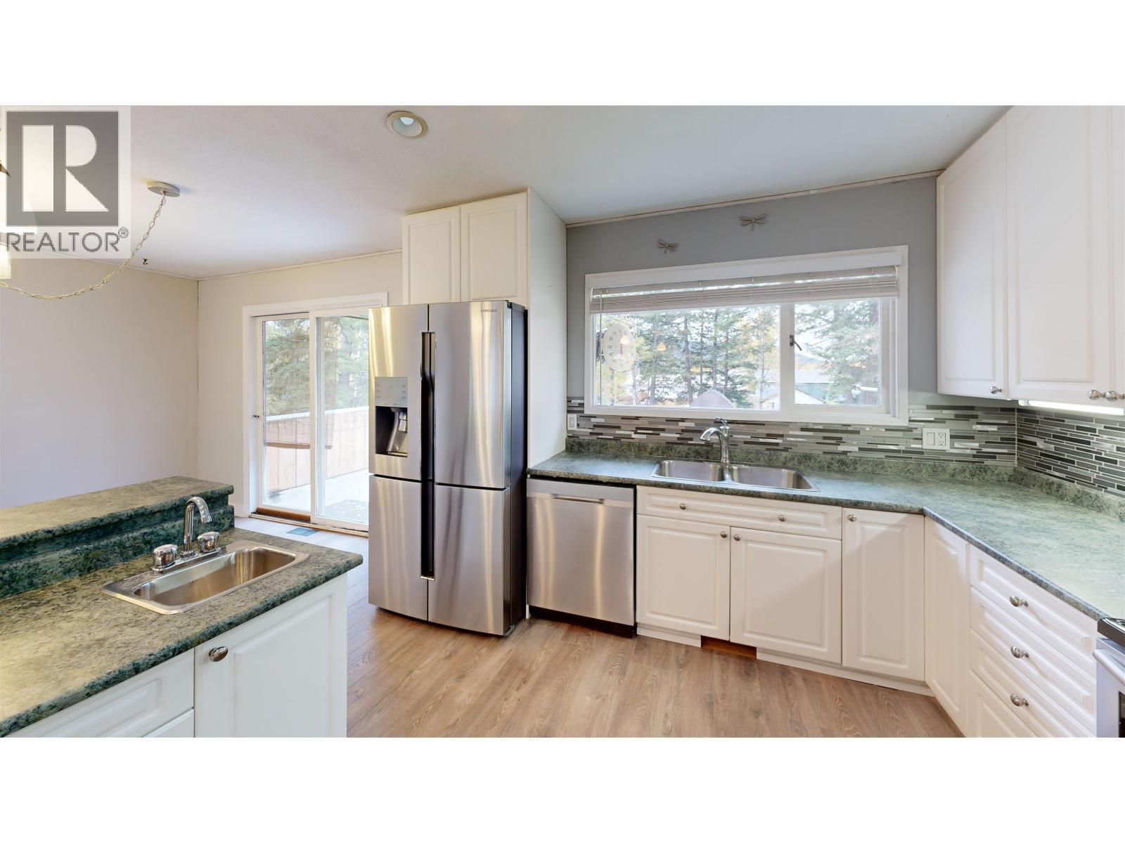 835 Spruce Avenue, 100 Mile House, BC - Indoor Photo Showing Kitchen