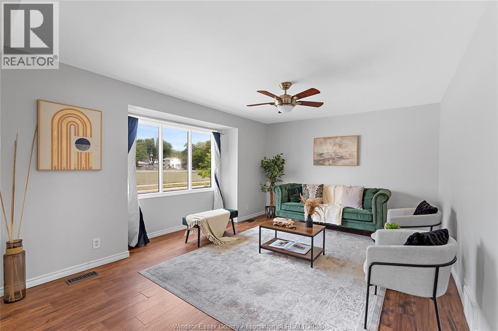 1673 Francois Road, Windsor, ON - Indoor Photo Showing Living Room