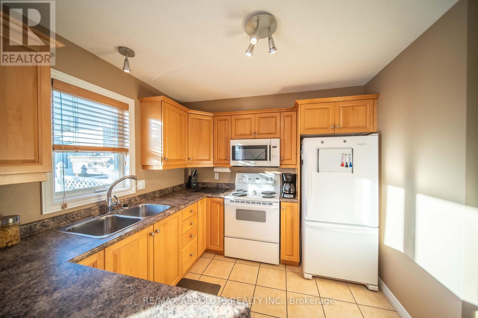 40 Roger Crescent, Casselman, ON - Indoor Photo Showing Kitchen With Double Sink