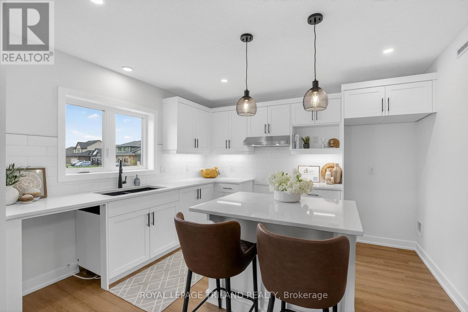 94 Styles Drive, St. Thomas, ON - Indoor Photo Showing Kitchen With Upgraded Kitchen