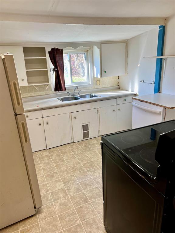 744 Fourth Avenue, Rivers, MB - Indoor Photo Showing Kitchen With Double Sink
