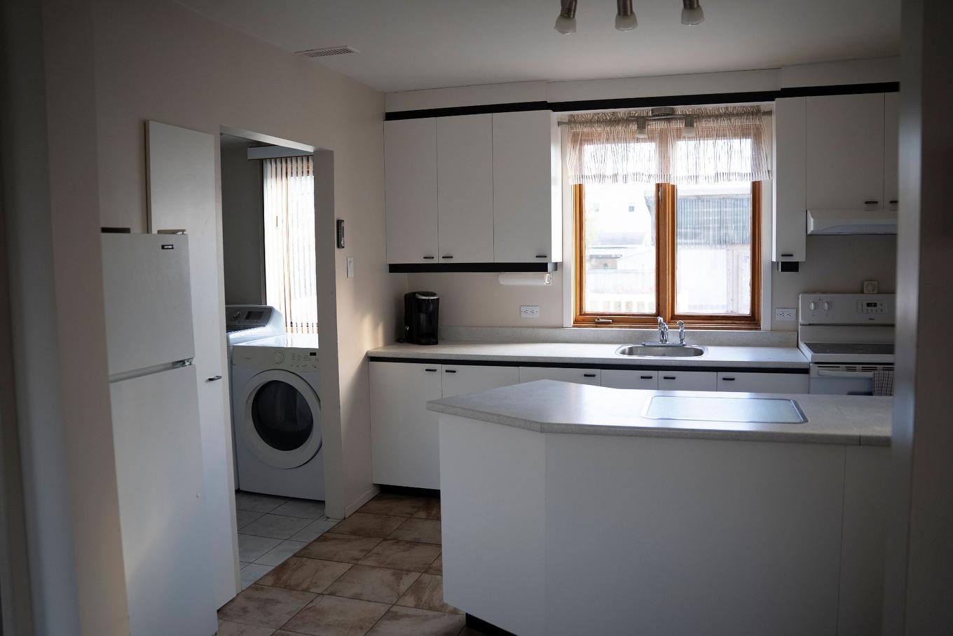 Kitchen - 1016 Rue De La Goélette, Havre-Saint-Pierre, QC - Indoor Photo Showing Laundry Room