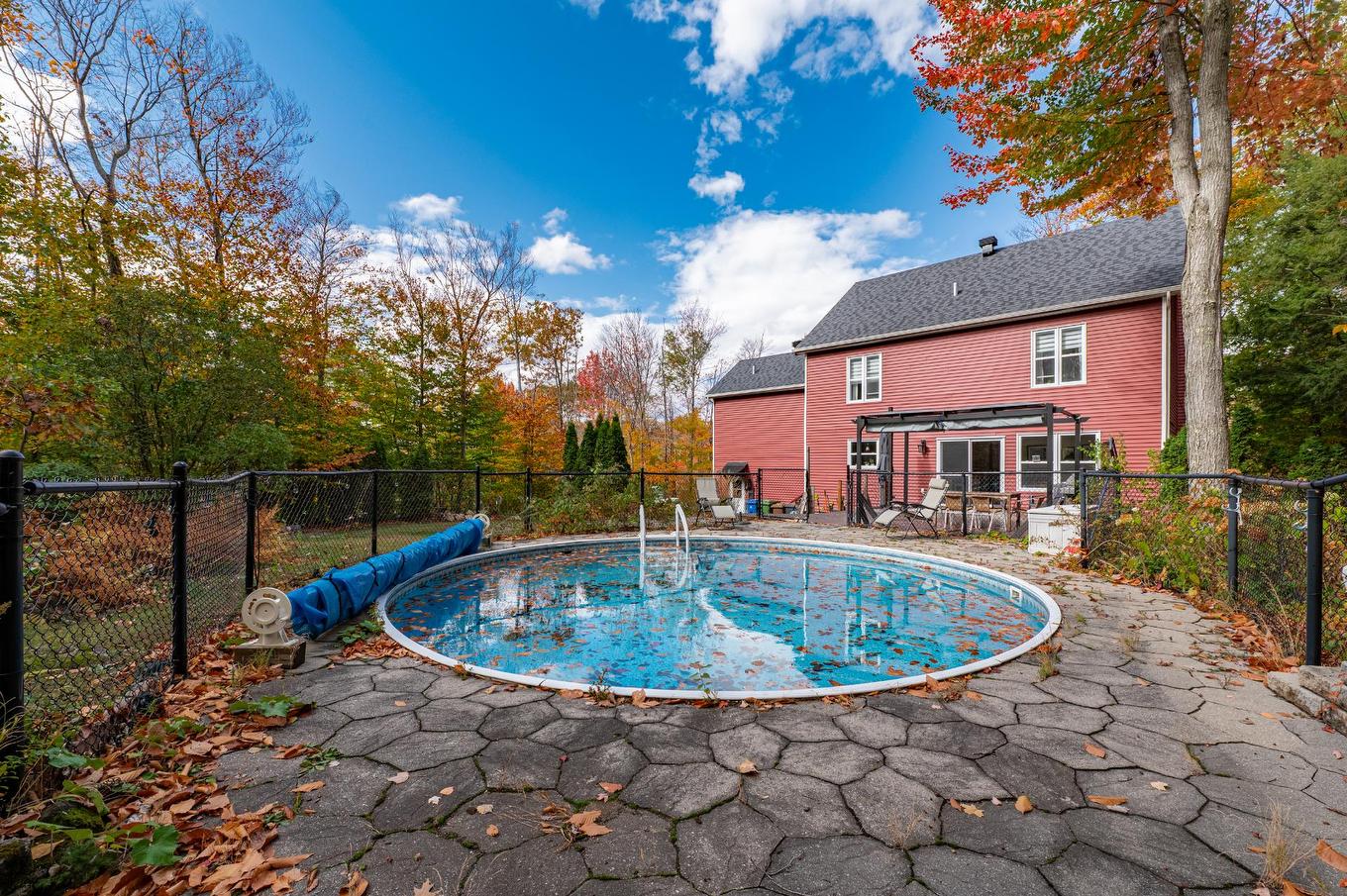Back facade - 390 Rue Du Clos-Du-Meunier, Prévost, QC - Outdoor With In Ground Pool With Backyard