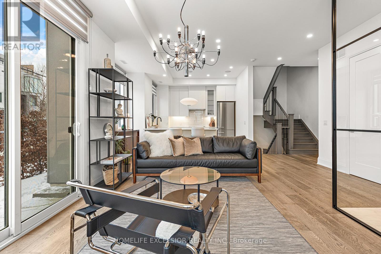 Unit 1 - 18 Greenbriar Road, Toronto, ON - Indoor Photo Showing Living Room