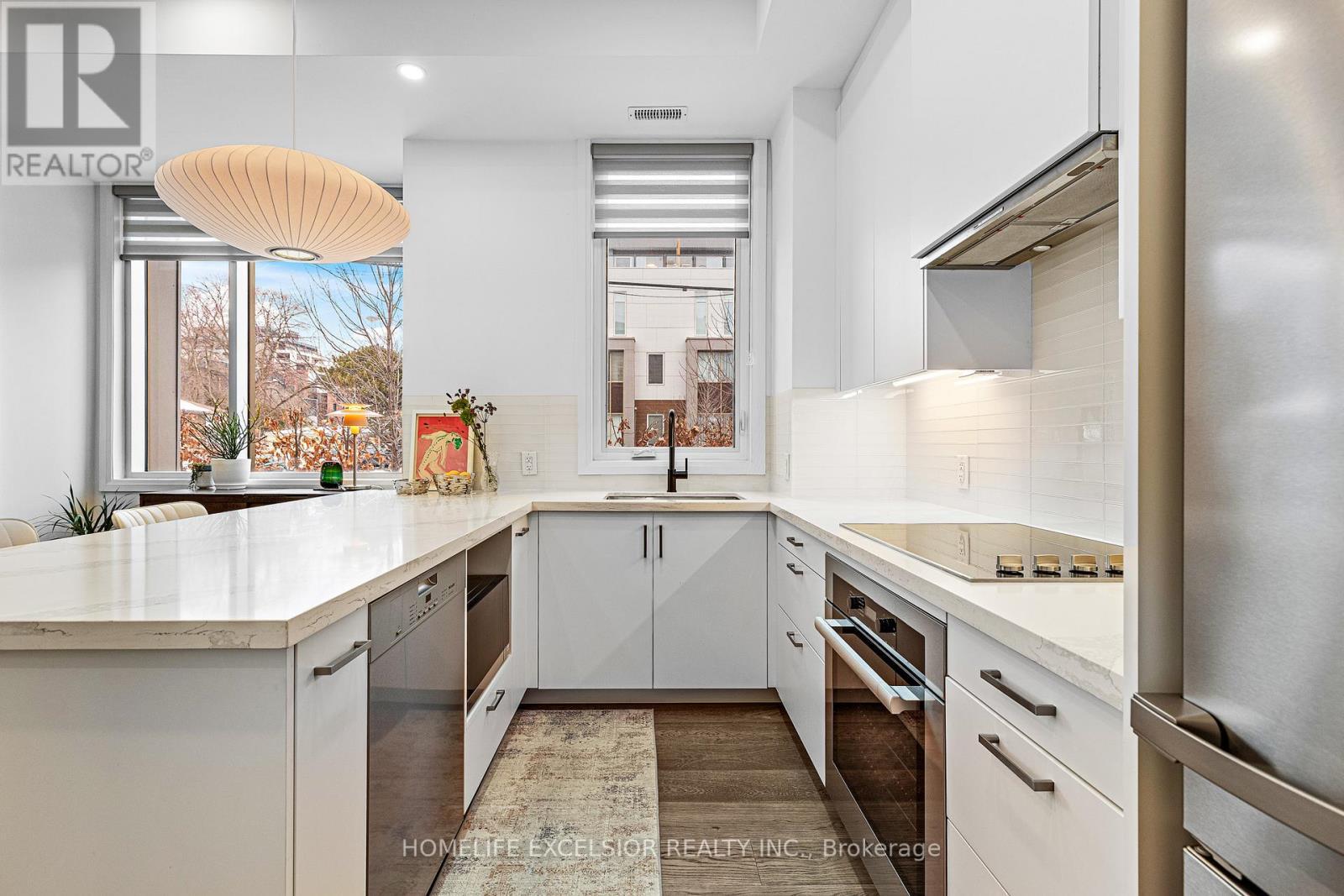 Unit 1 - 18 Greenbriar Road, Toronto, ON - Indoor Photo Showing Kitchen With Upgraded Kitchen