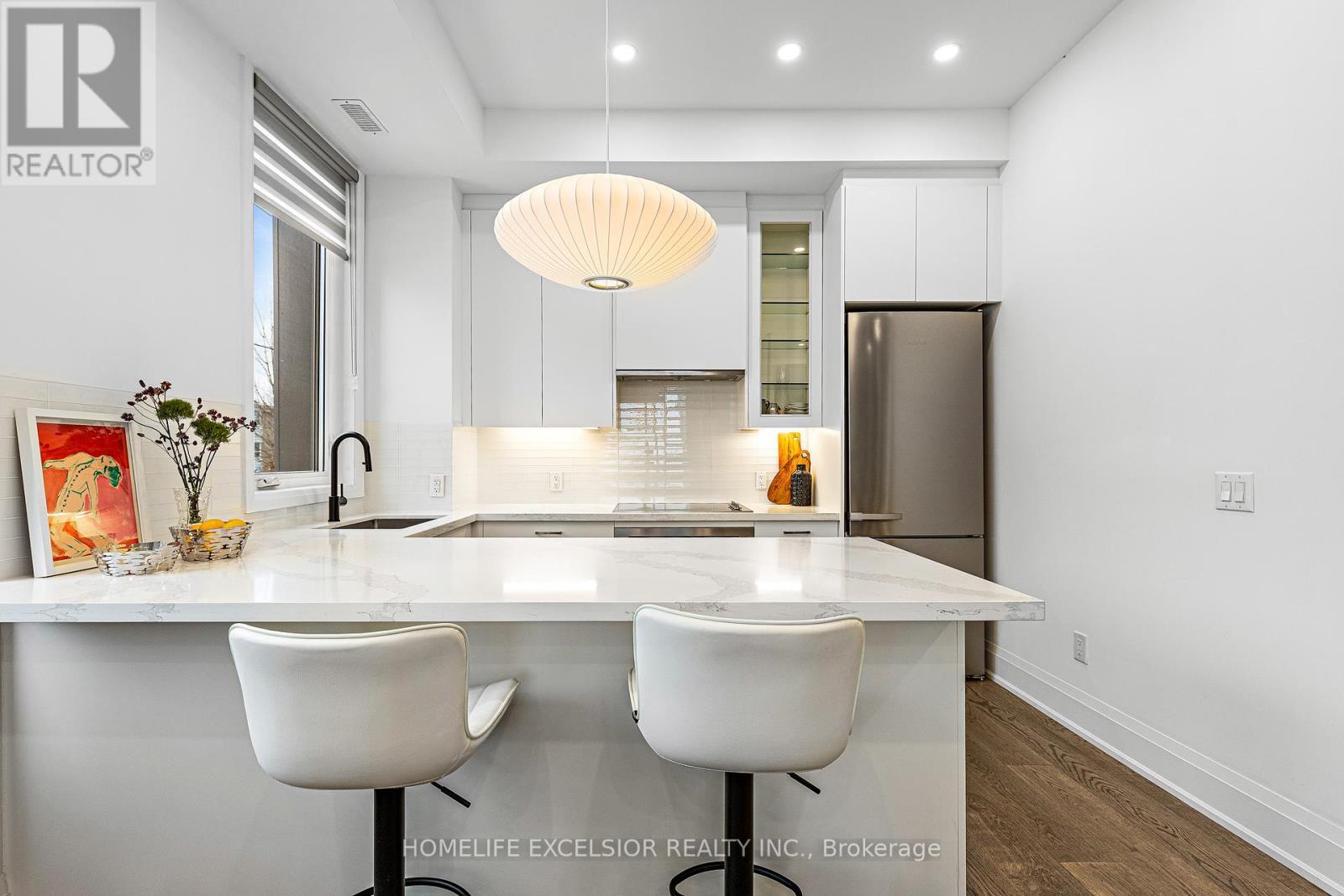 Unit 1 - 18 Greenbriar Road, Toronto, ON - Indoor Photo Showing Kitchen With Upgraded Kitchen