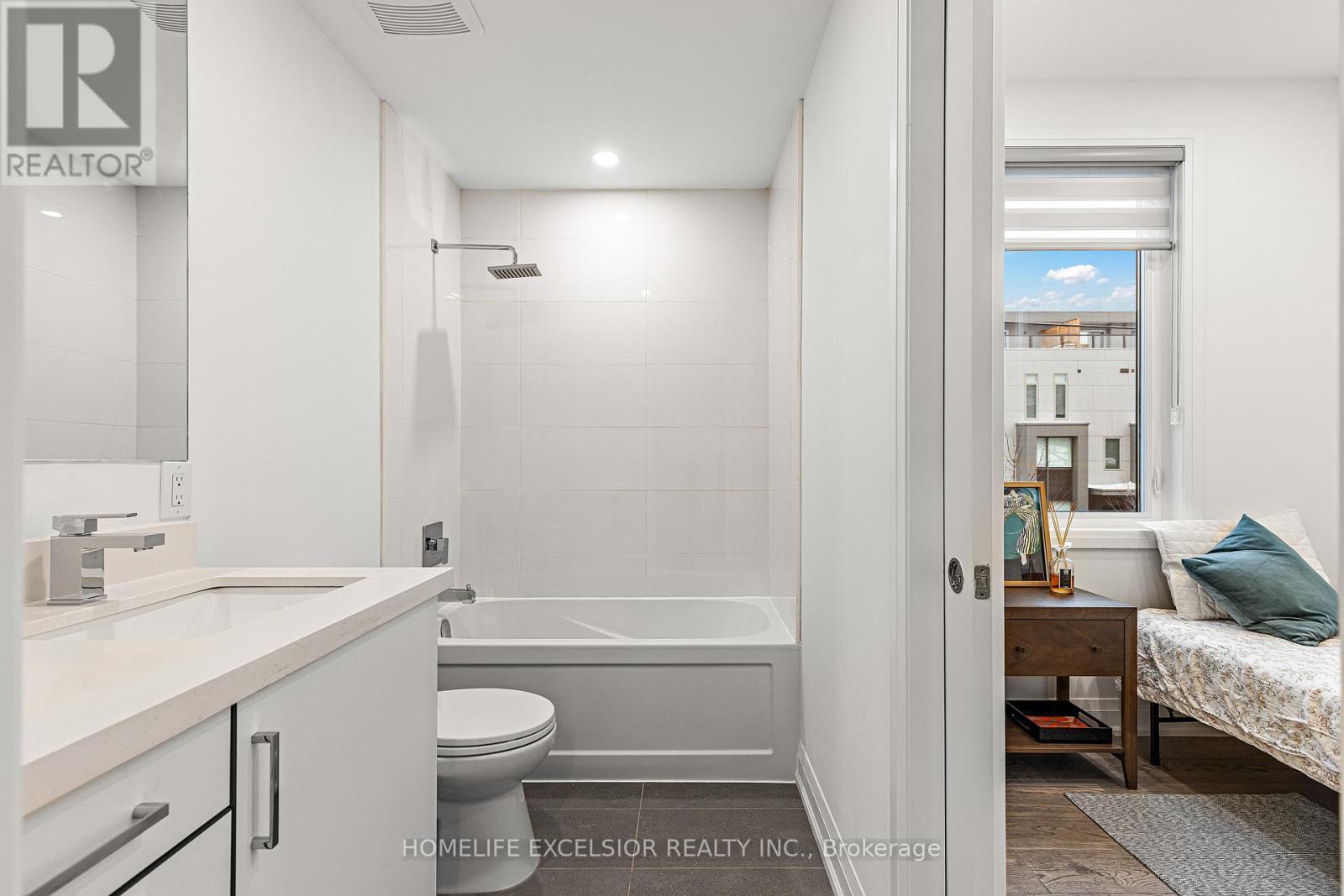 Unit 1 - 18 Greenbriar Road, Toronto, ON - Indoor Photo Showing Bathroom