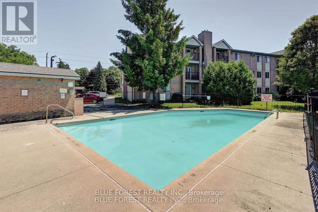 111 - 2228 Trafalgar Street, London East (East I), ON - Outdoor With In Ground Pool