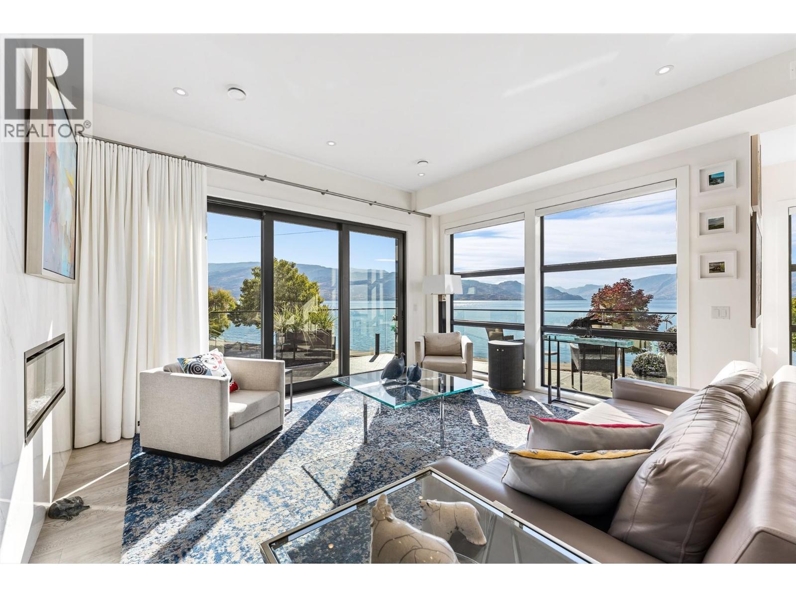 4364 Beach Avenue Unit# 1, Peachland, BC - Indoor Photo Showing Living Room