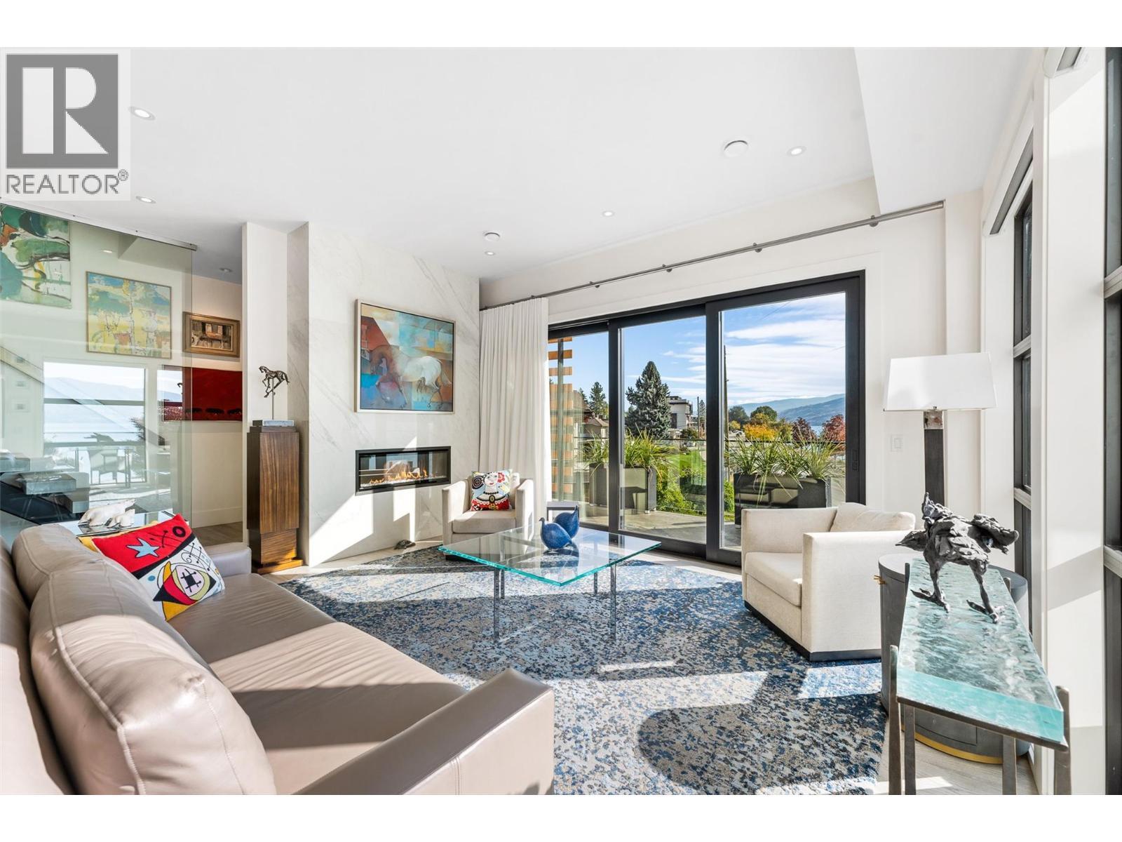 4364 Beach Avenue Unit# 1, Peachland, BC - Indoor Photo Showing Living Room