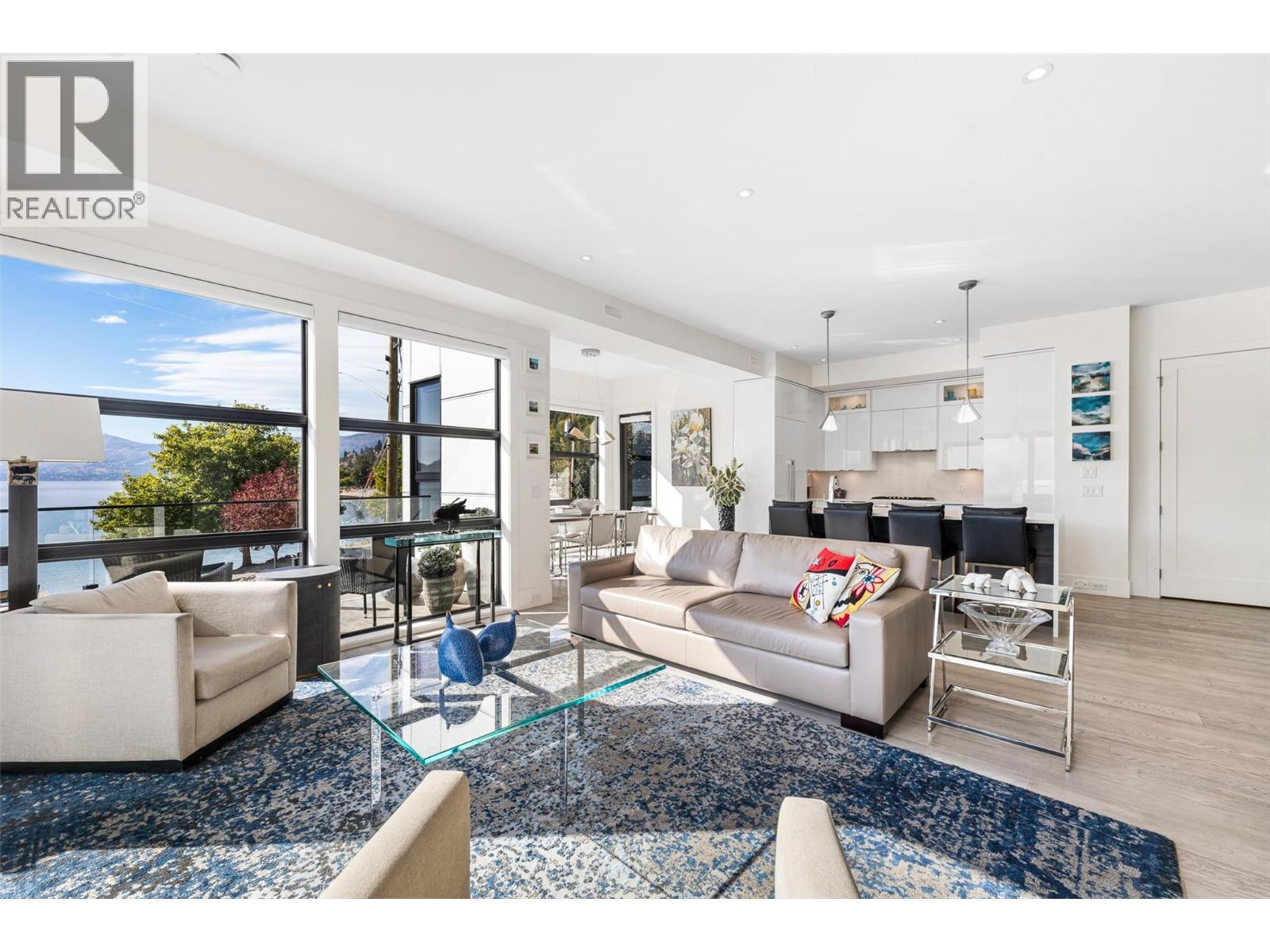 4364 Beach Avenue Unit# 1, Peachland, BC - Indoor Photo Showing Living Room