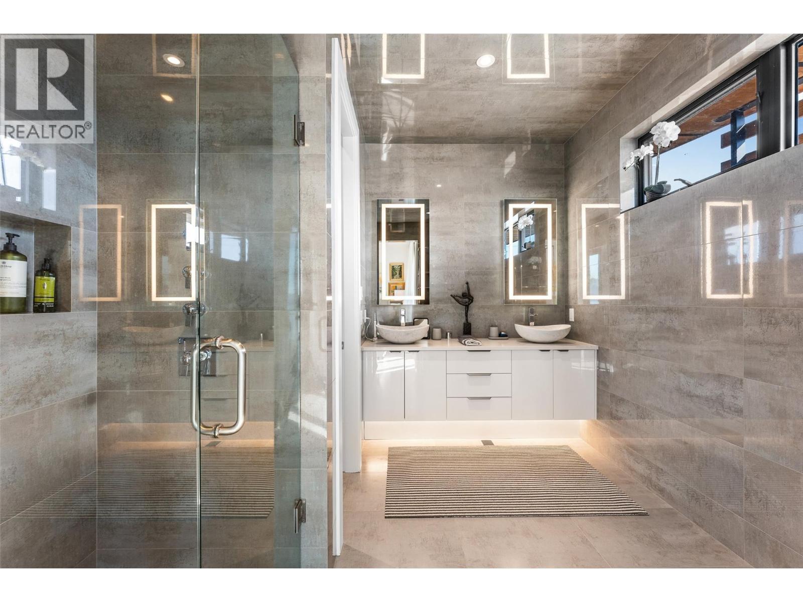 4364 Beach Avenue Unit# 1, Peachland, BC - Indoor Photo Showing Bathroom