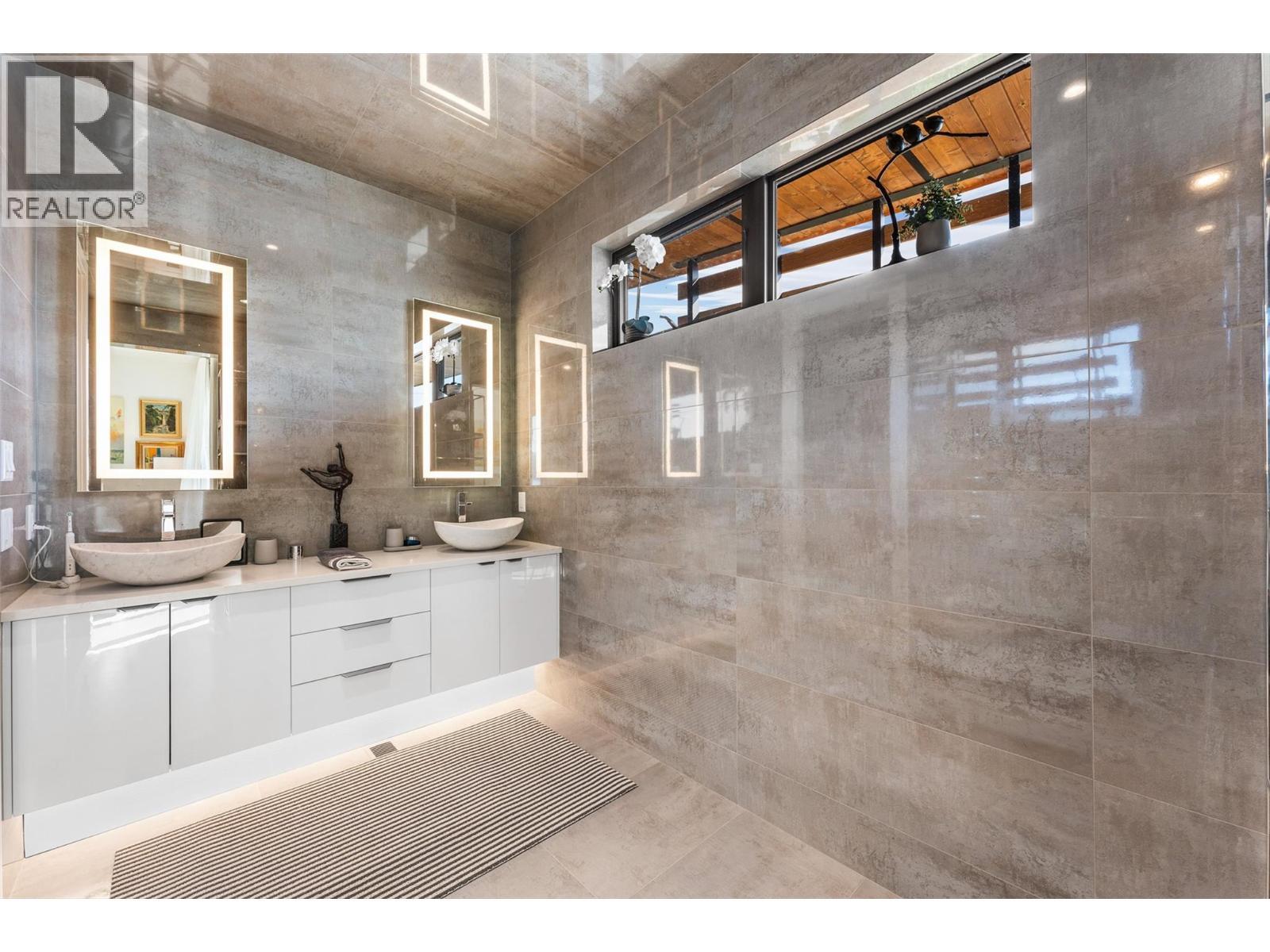 4364 Beach Avenue Unit# 1, Peachland, BC - Indoor Photo Showing Bathroom