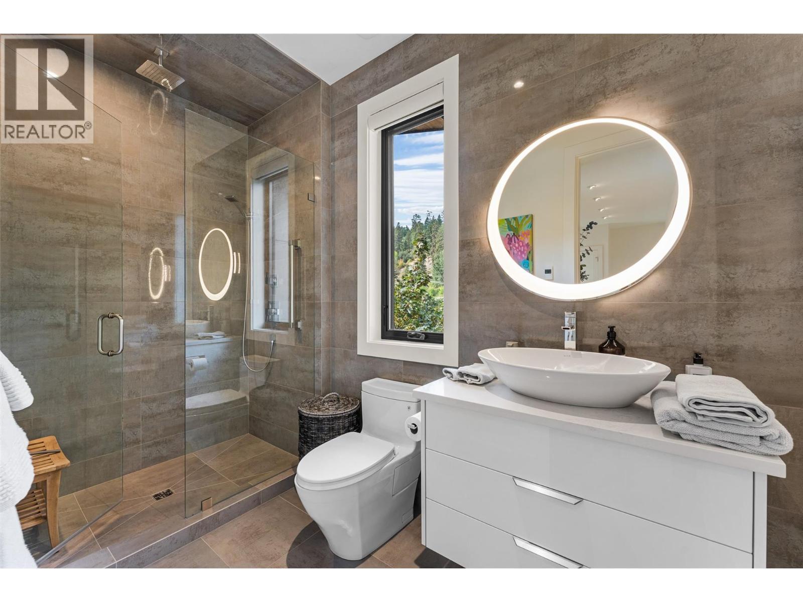 4364 Beach Avenue Unit# 1, Peachland, BC - Indoor Photo Showing Bathroom