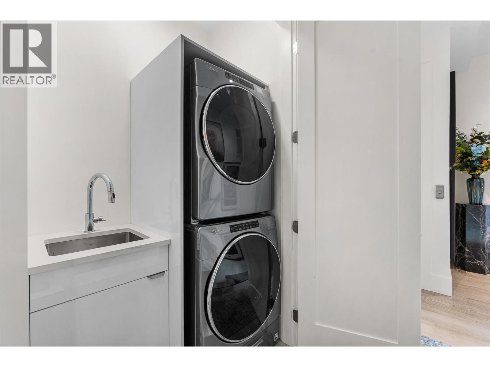 4364 Beach Avenue Unit# 1, Peachland, BC - Indoor Photo Showing Laundry Room