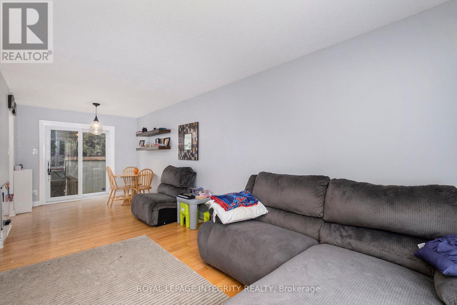 45 Raftus Square, Ottawa, ON - Indoor Photo Showing Living Room