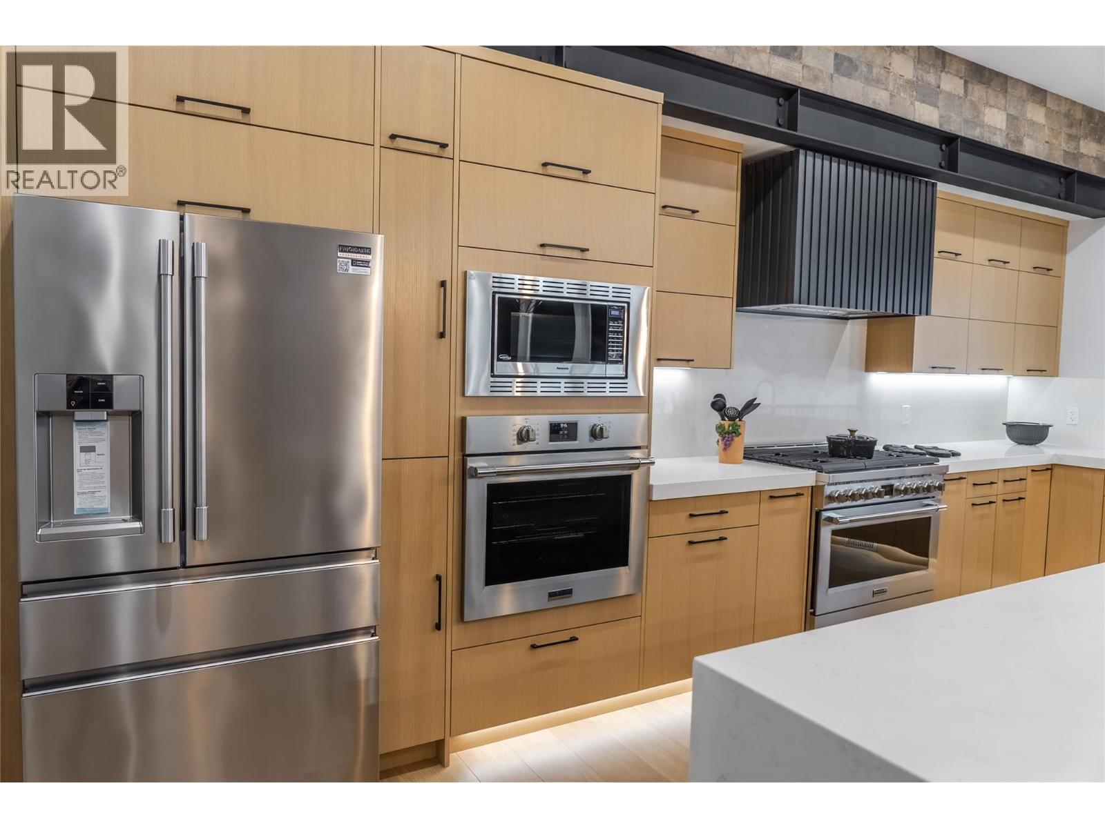 31 Mammoth Drive, Fernie, BC - Indoor Photo Showing Kitchen With Stainless Steel Kitchen With Upgraded Kitchen