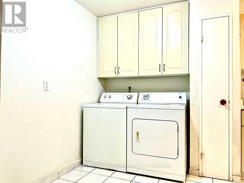 1004 - 2721 Victoria Park Avenue, Toronto, ON - Indoor Photo Showing Laundry Room