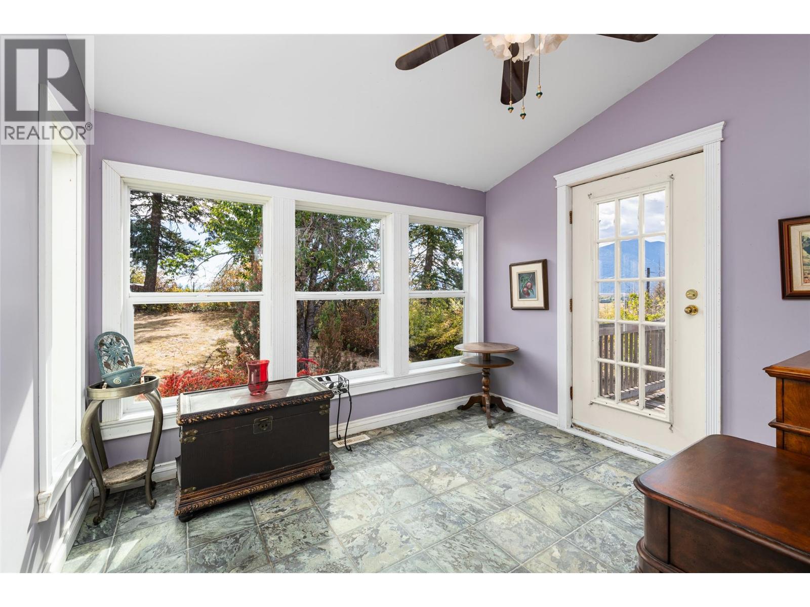 5662 3A Highway, Wynndel, BC - Indoor