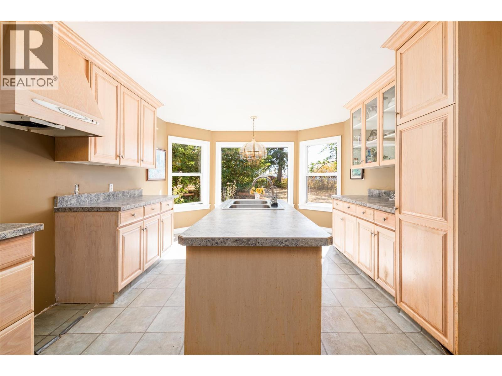 5662 3A Highway, Wynndel, BC - Indoor Photo Showing Kitchen With Double Sink