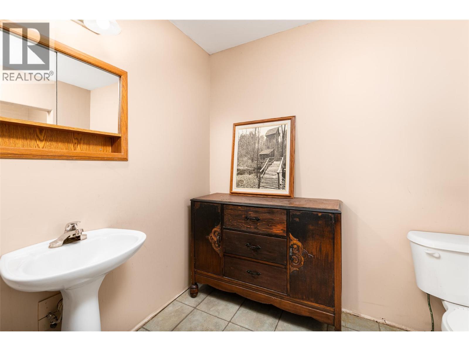 5662 3A Highway, Wynndel, BC - Indoor Photo Showing Bathroom