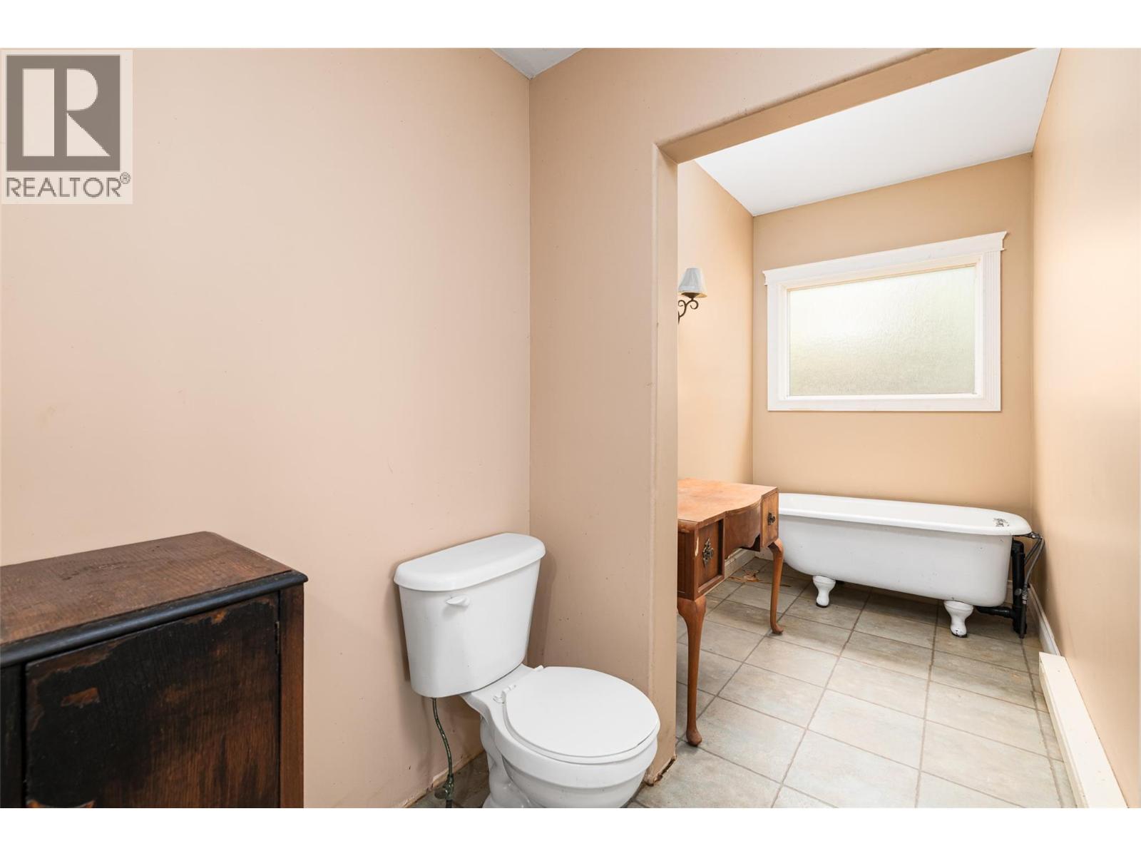 5662 3A Highway, Wynndel, BC - Indoor Photo Showing Bathroom