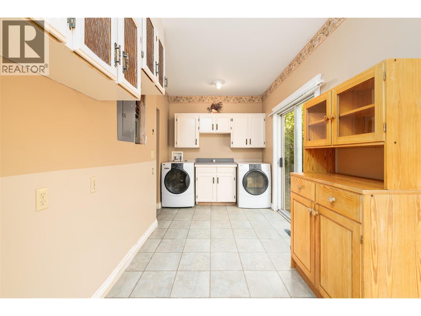 5662 3A Highway, Wynndel, BC - Indoor Photo Showing Laundry Room