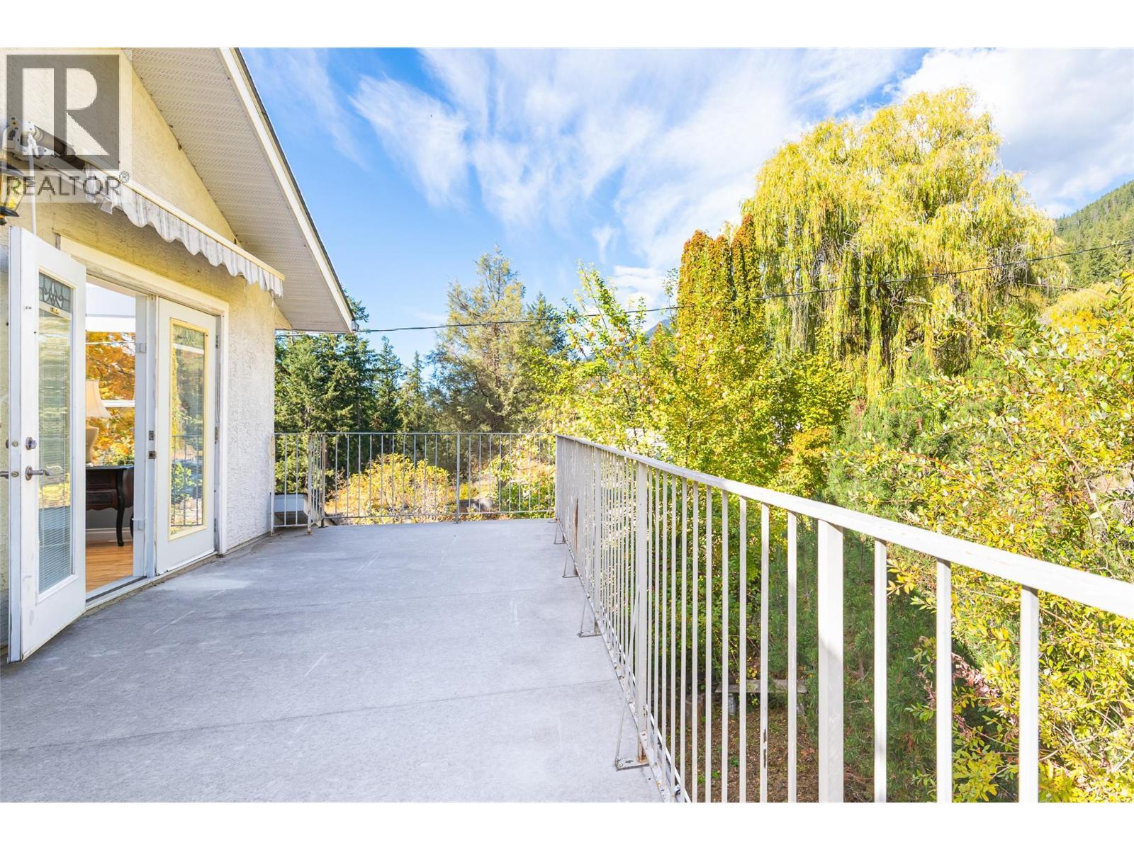 5662 3A Highway, Wynndel, BC - Outdoor With Balcony