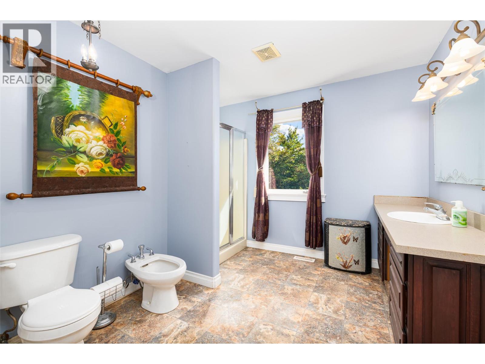 5662 3A Highway, Wynndel, BC - Indoor Photo Showing Bathroom