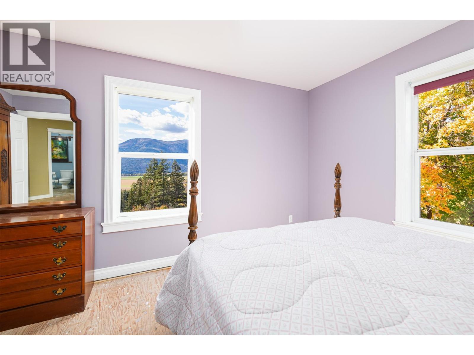 5662 3A Highway, Wynndel, BC - Indoor Photo Showing Bedroom
